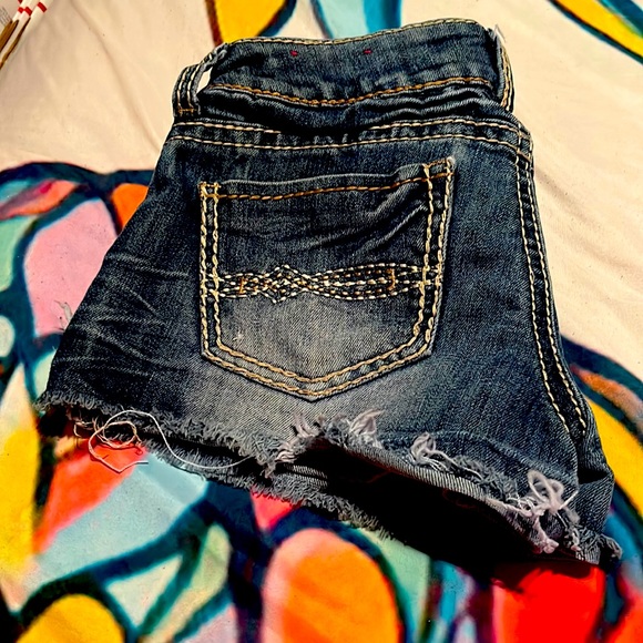 Almost famous, size 5, shorty shorts - Picture 1 of 3